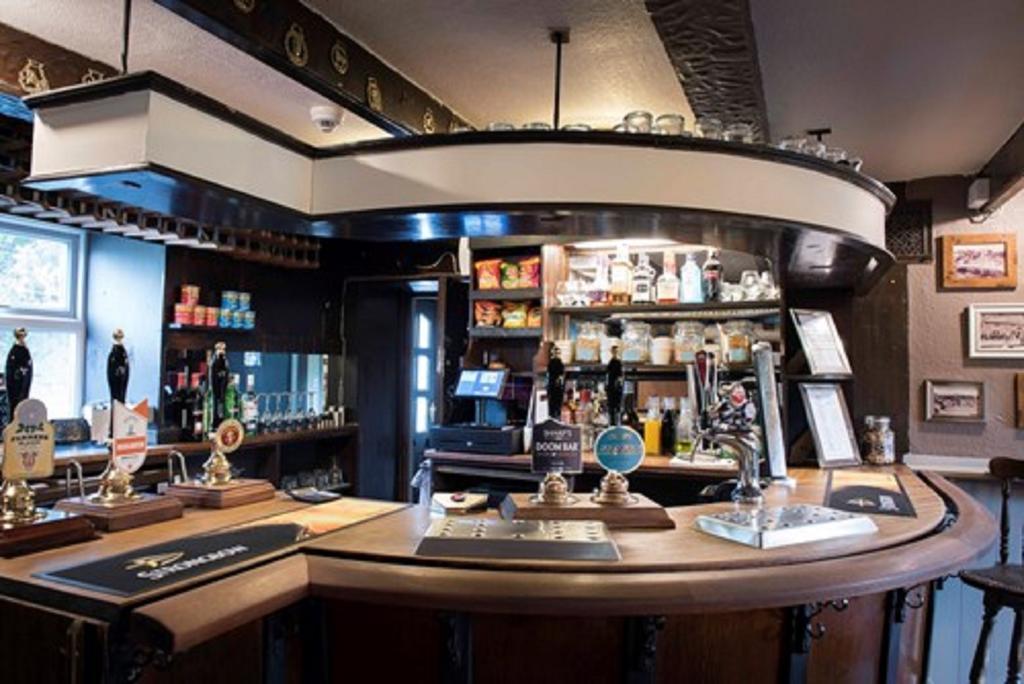 The Red Lion Inn โฮล์มเฟิร์ธ ภายนอก รูปภาพ