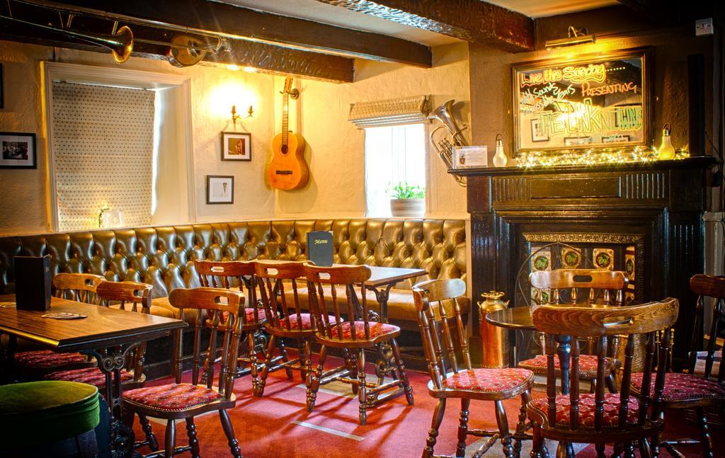 The Red Lion Inn โฮล์มเฟิร์ธ ภายนอก รูปภาพ